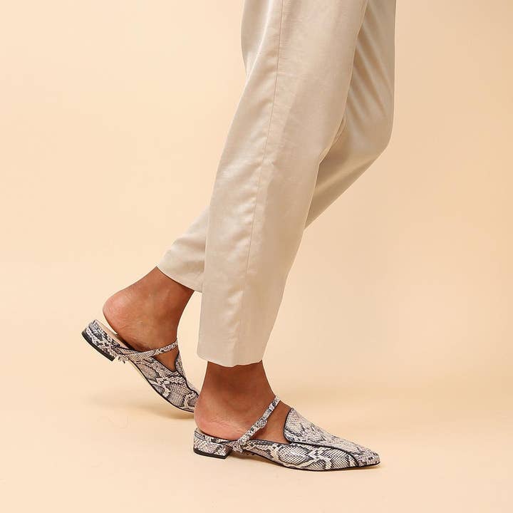 Mocassin pointu en python avec bracelet Twiggy pour la vente par Alterre