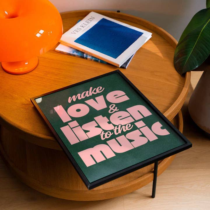 Gör kärlek & lyssna på musiken Djärv Funky Retro Konsttryck för wholesale av Perko Prints LTD