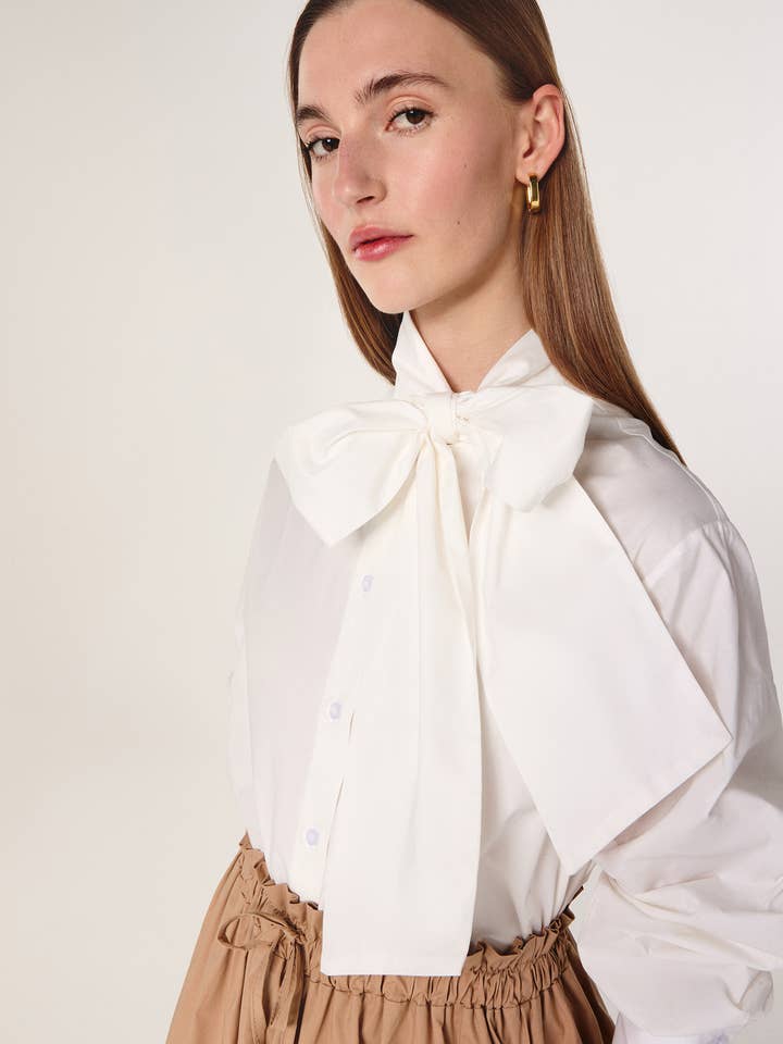 Witte blouse met lavallièrekraag voor wholesale door Rodier