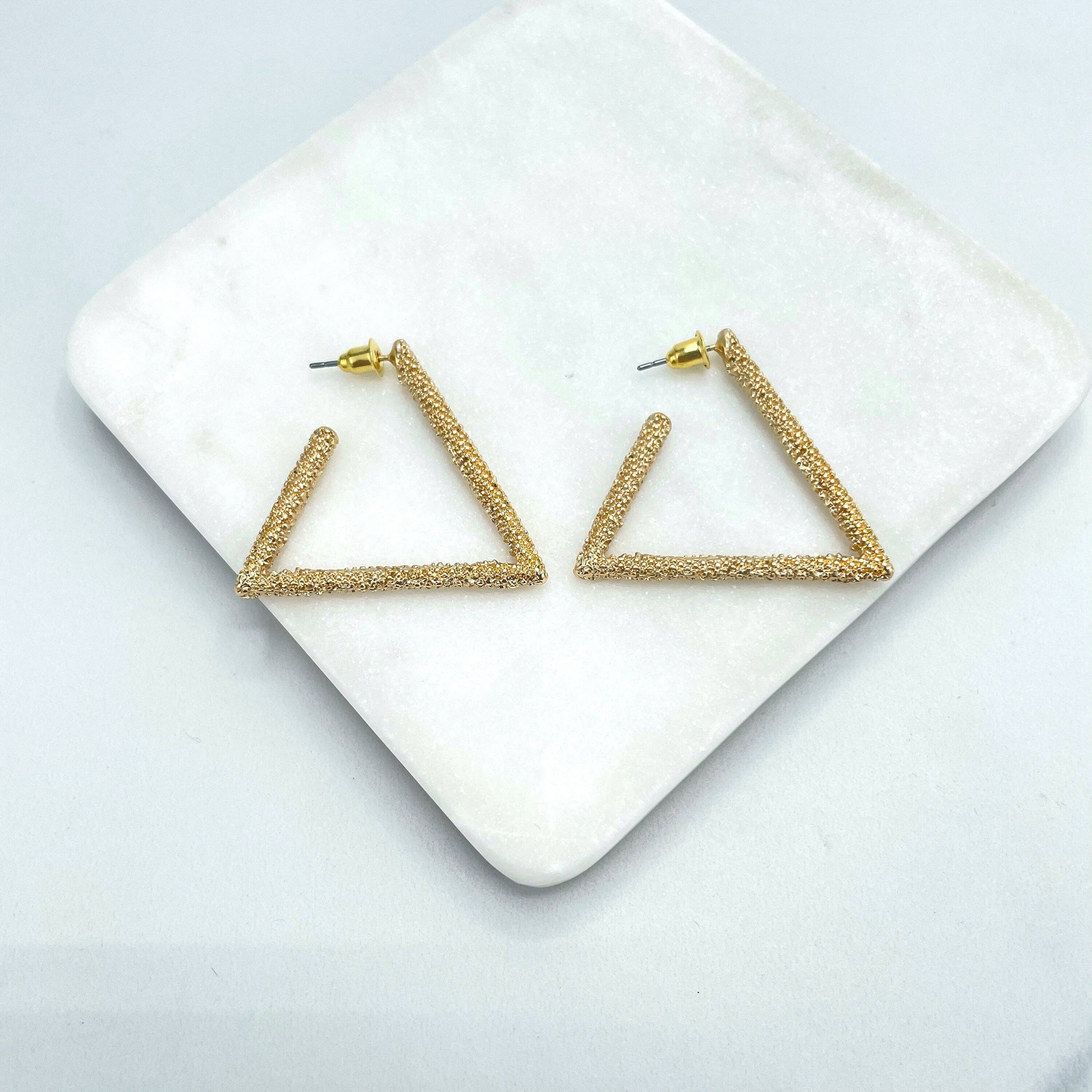 DIJU Jewelry - Vendita all'ingrosso Orecchini a cerchio - Orecchini a forma di triangolo testurizzato C-Hoops riempiti in oro 18k, orecchini moderni minimalisti, forniture per la creazione di gioielli all'ingrosso3