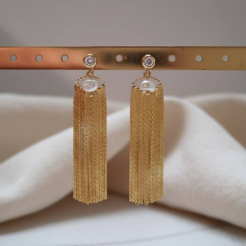 OE! - Wholesale Dangle Earrings - GOLDEN RIPPLE - Earrings with Golden Fringes and River Pearl – Luminous Elegance1