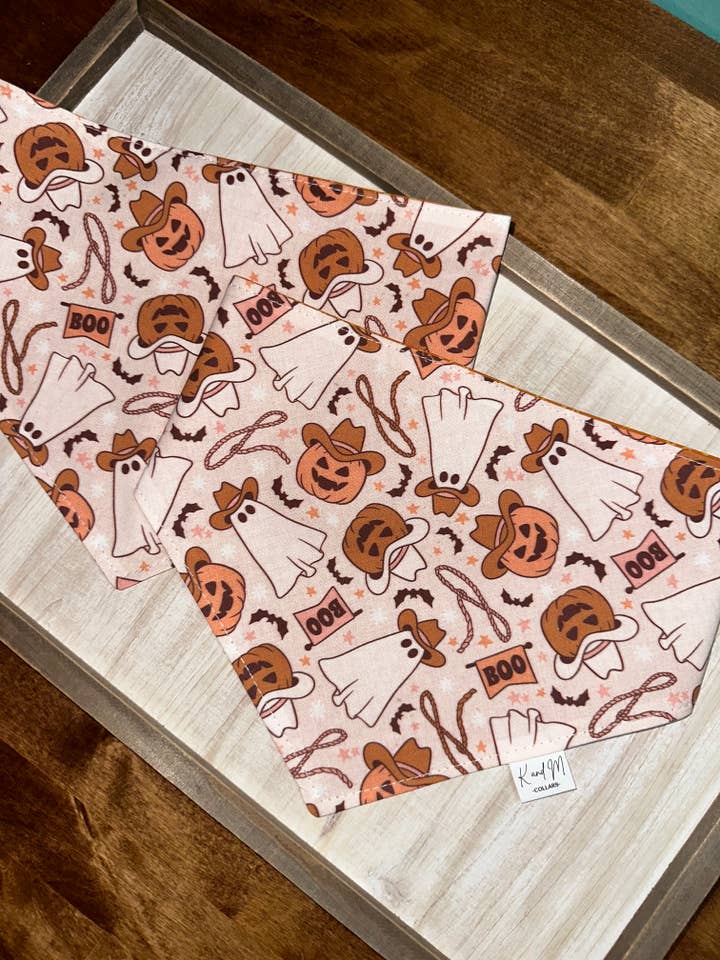 Bandana réversible pour chien avec fantômes cowboy, Halloween, automne pour la vente par K and M Collars