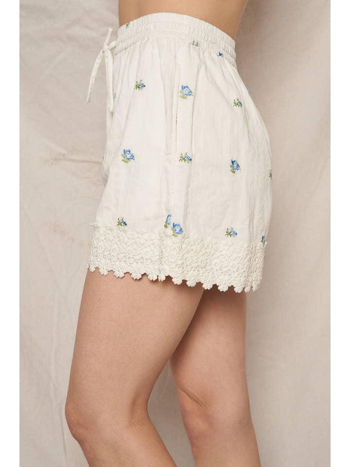 En Crème - Wholesale Shorts - Women's - Floral Embroidery Shorts with Lace Trim 8