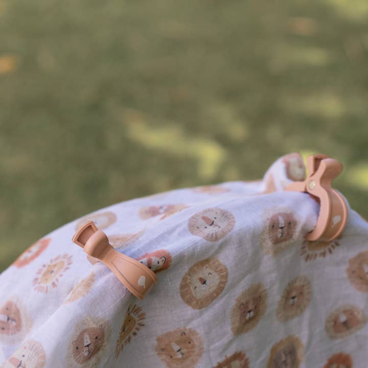 Emotion & Kids – wholesale Swaddle set – Baby – Lions Muslin Wrap & Latte Pram Clips Set1