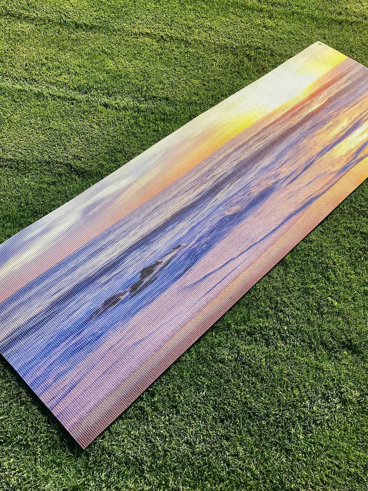 Tapis de yoga Sunset Beach - Endos blanc pour la vente par Yoga Photo Mats