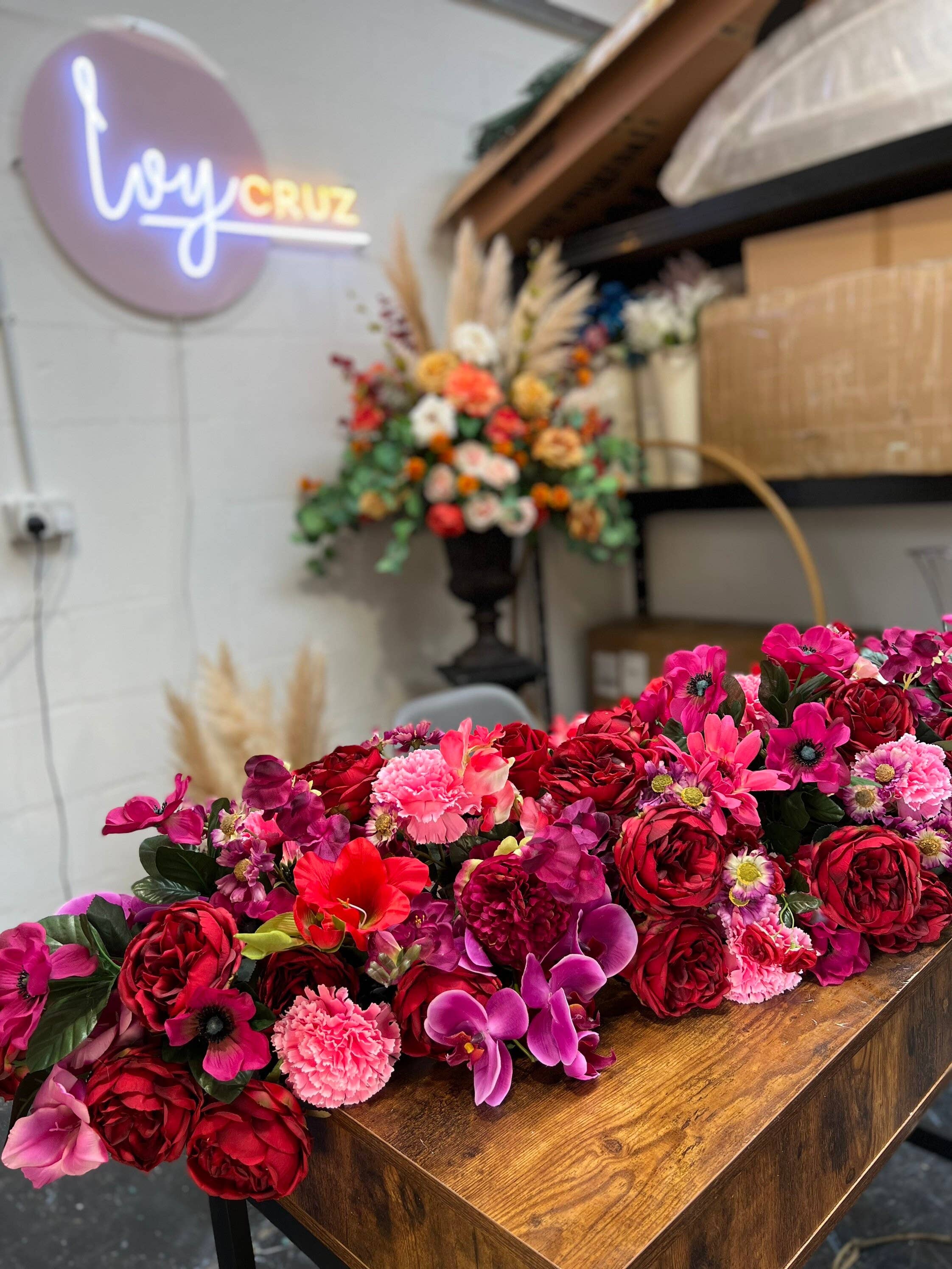 IVY CRUZ - Vente Fanion/guirlande - Guirlande fleurie rose vif, fuchsia et soie rose1