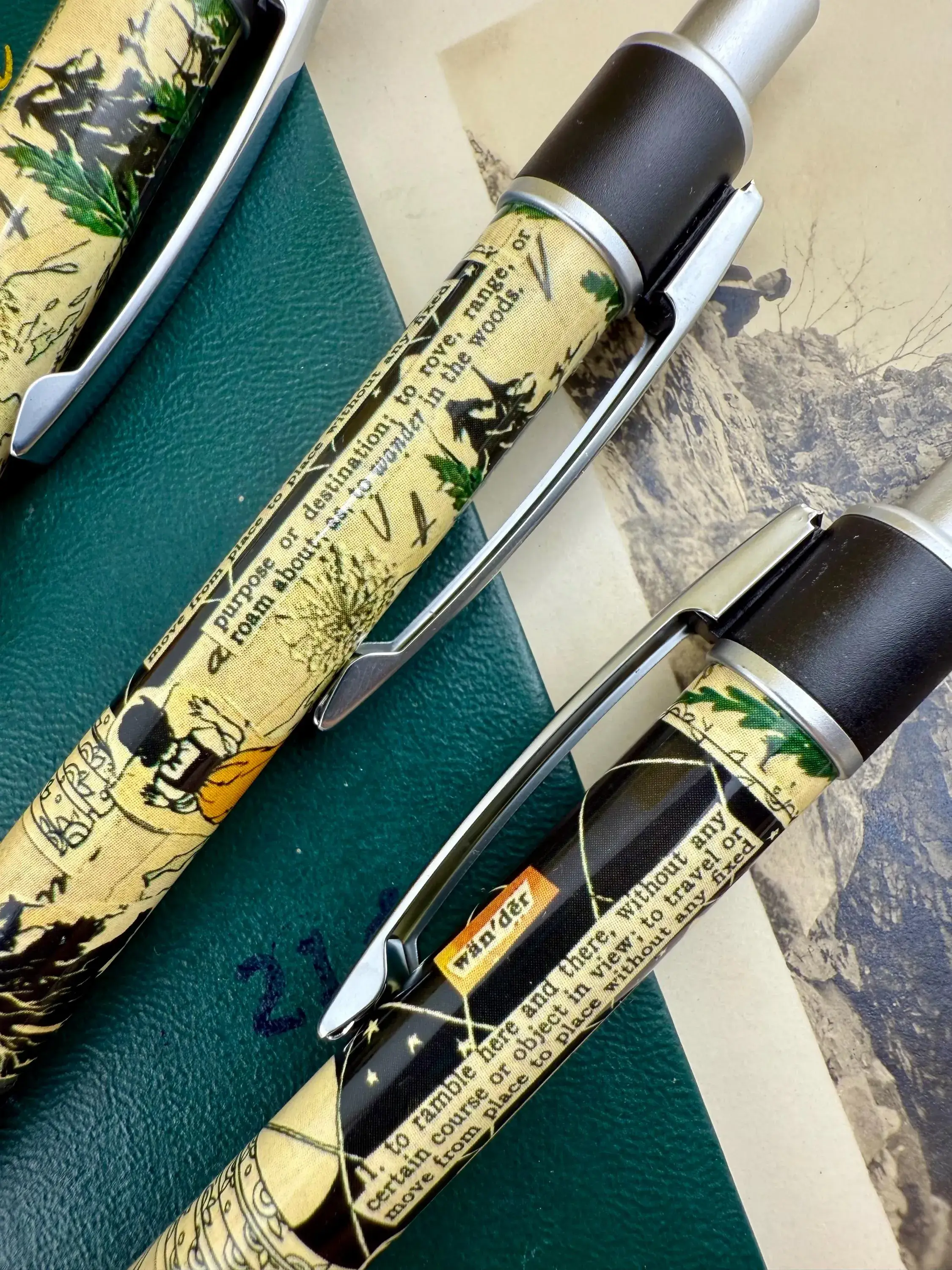 Corkscrew Curiosities - Vente Stylos - Art mural collage imprimé Wanderlust Pen3