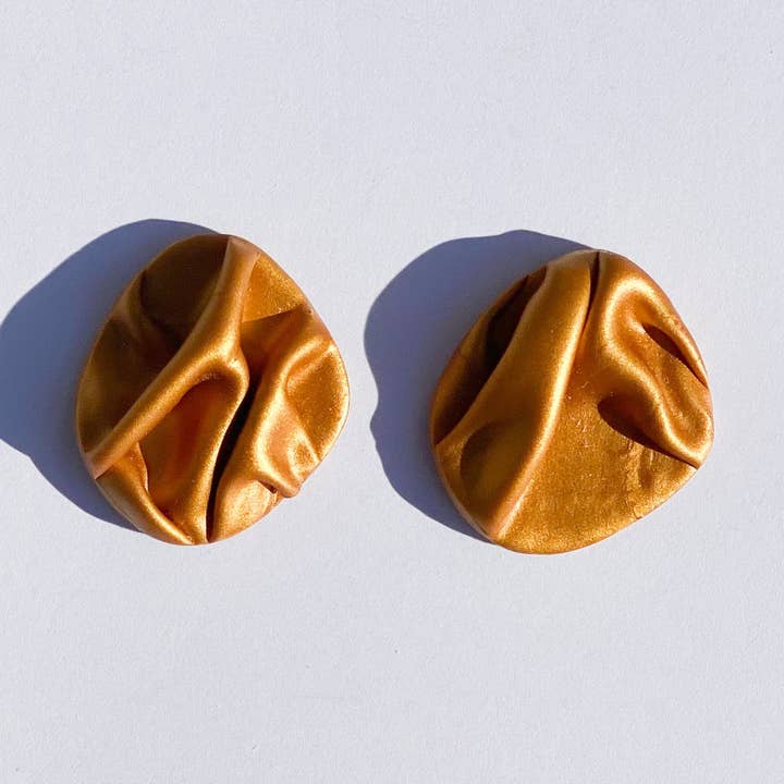 guld draperade överdimensionerade dubbar för wholesale av The Color Theory