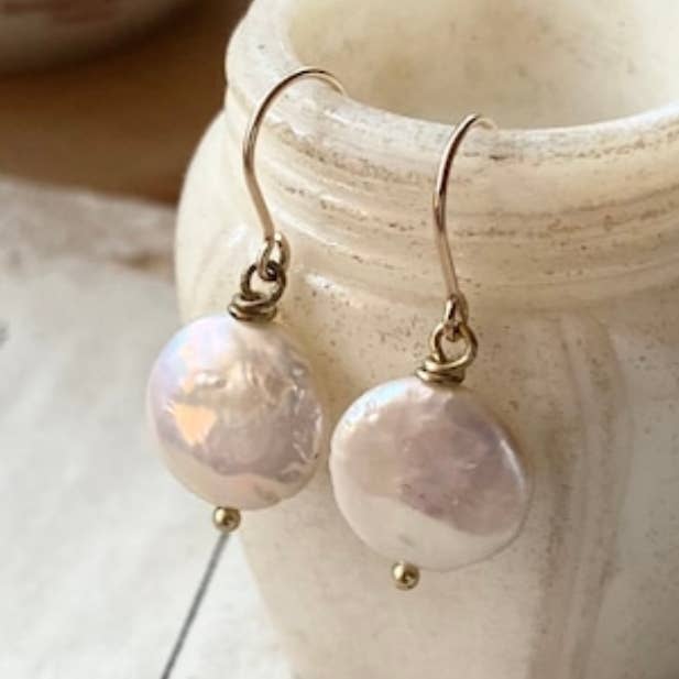 Aretes de perlas con forma de moneda blanca en oro, joyería nupcial para venta al por mayor de Fuchsia Bloom Studio