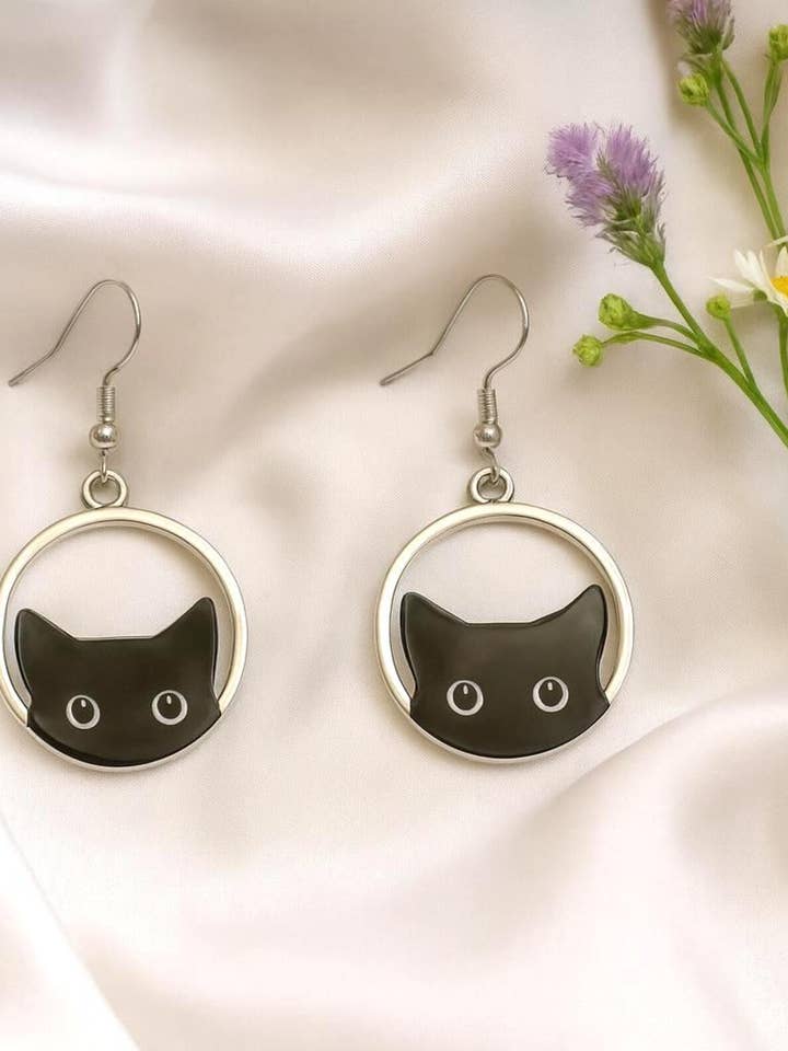 Pendientes de Gato Negro con Marco Redondo de Plata for wholesale by Wild & Free