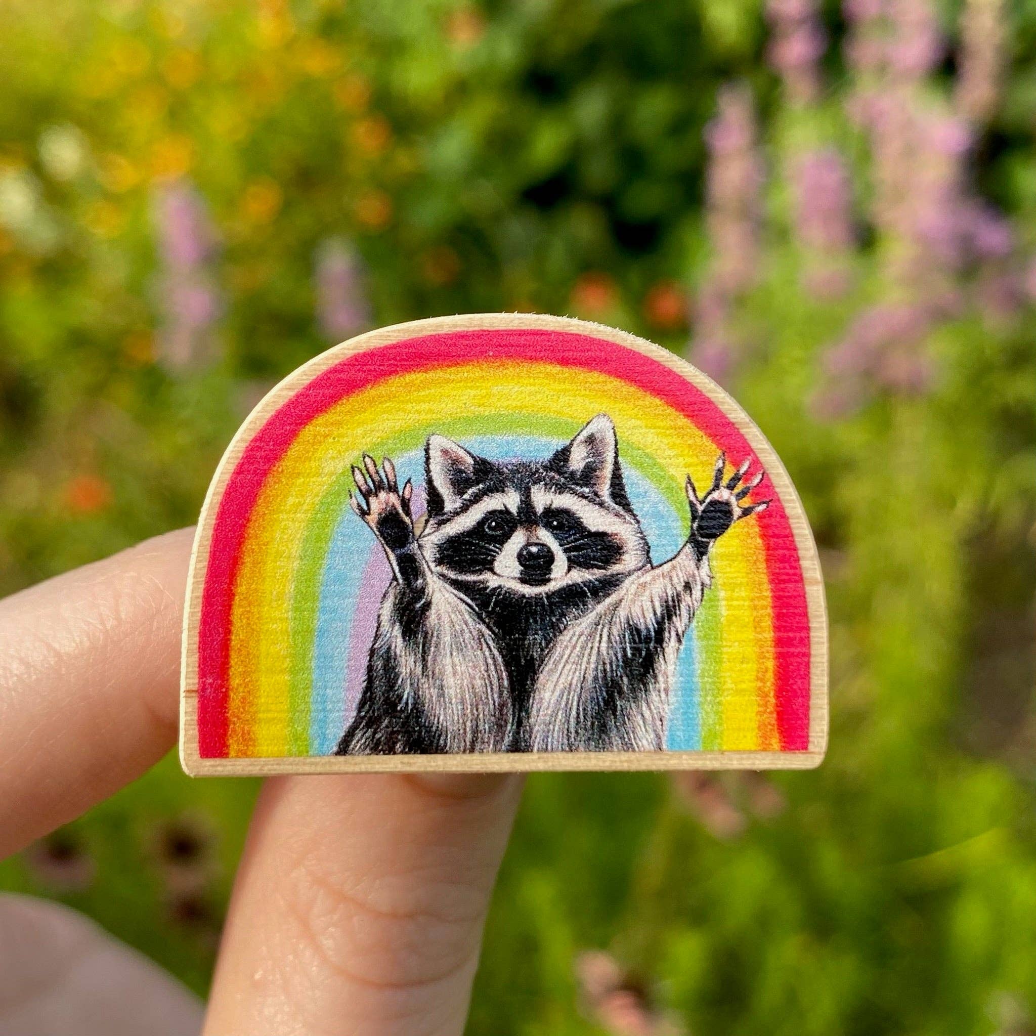 Allison Stoiser Art – Großhandel Anstecker/Button – Stecknadel aus Holz mit Regenbogen-Waschbären (nachhaltig gewonnen)1