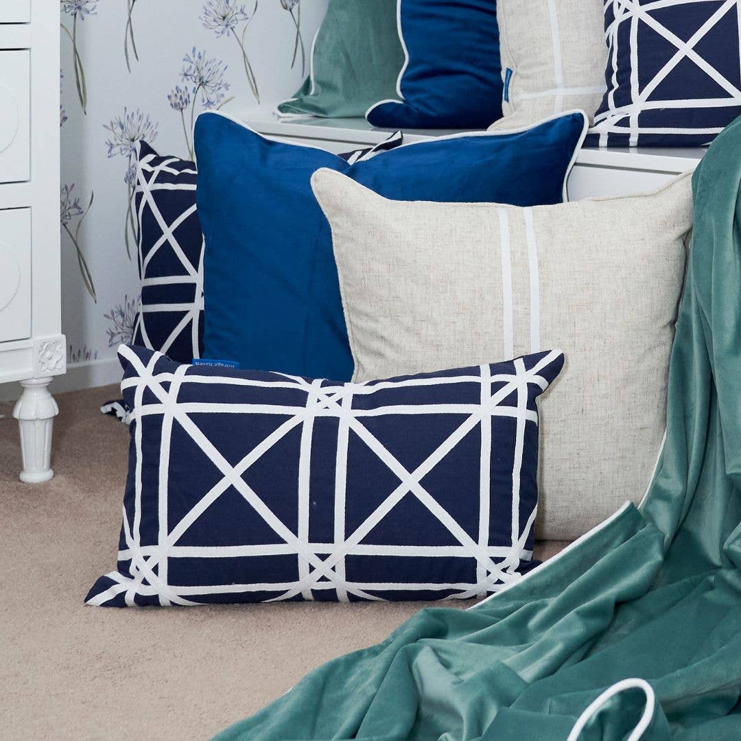 Mirage Haven - Vente Housse de coussin - Housse de coussin TORBAY en forme de croix bleu foncé et blanc 30 cm x 50 cm1