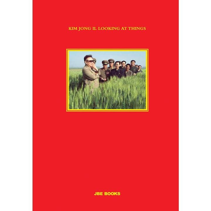Kim Jong Il regardant des choses pour la vente par ARTBOOK | D.A.P.