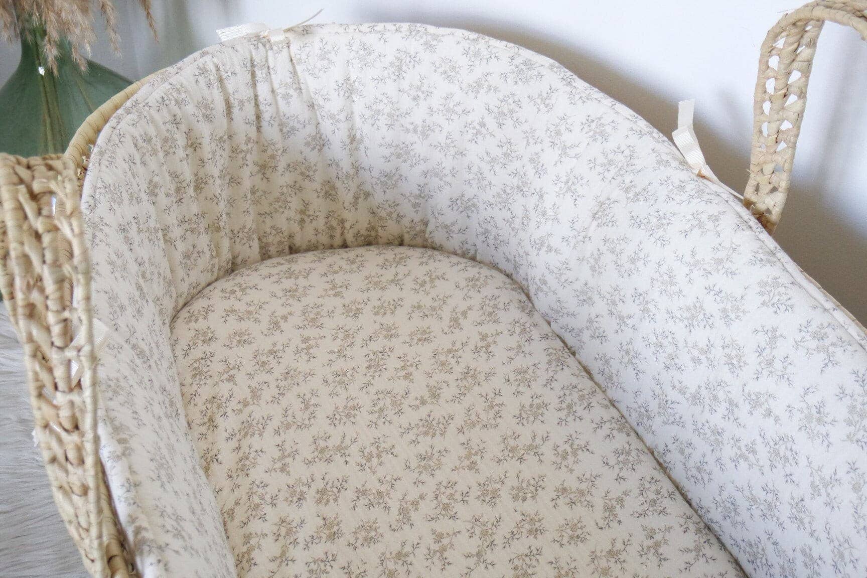 Les p'tites Merveilles de Bérénice - Wholesale Bassinet - Baby - “Louison” bassinet in ecru organic cotton double gauze with beige flowers8