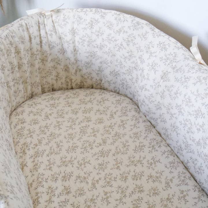 Les p'tites Merveilles de Bérénice - Wholesale Bassinet - Baby - “Louison” bassinet in ecru organic cotton double gauze with beige flowers8