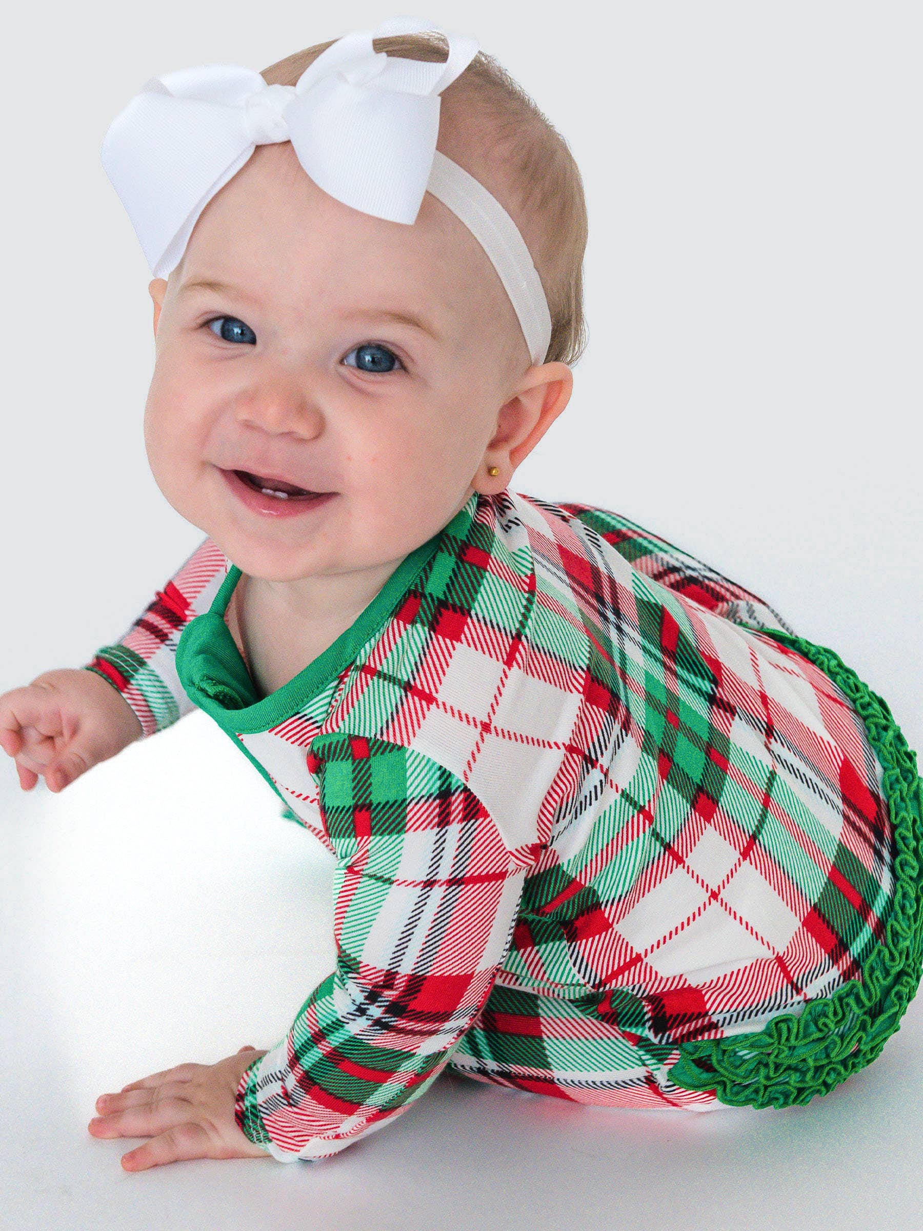 Blanc Pyjama une pièce à volants avec pieds en coton modal à carreaux Dashing Dreams pour bébé fille SoftSnooze™ en vente sur Faire1