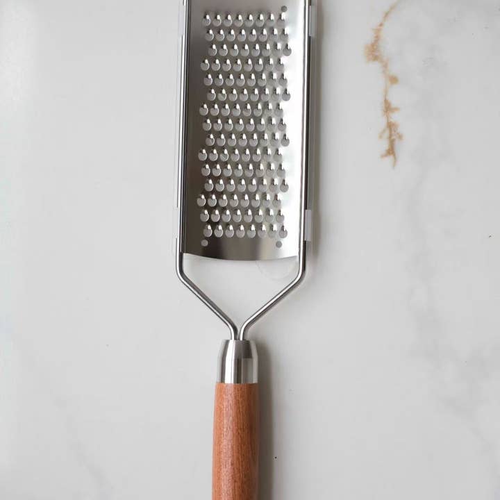 Fodory – Engroshandel Rivejern – Ostehøvl med valnøddetræhåndtag1