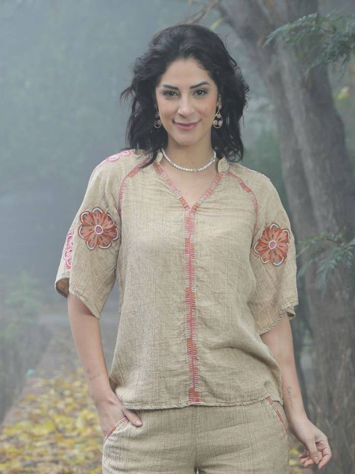 Haut Bohème en Sable Brodé avec Appliqué Floral et Col en V pour la vente par Avani Del Amour