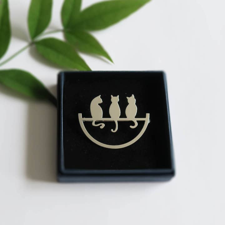 Hirondelle Bijoux - Wholesale Brooch - Gold or silver perched cat brooch2