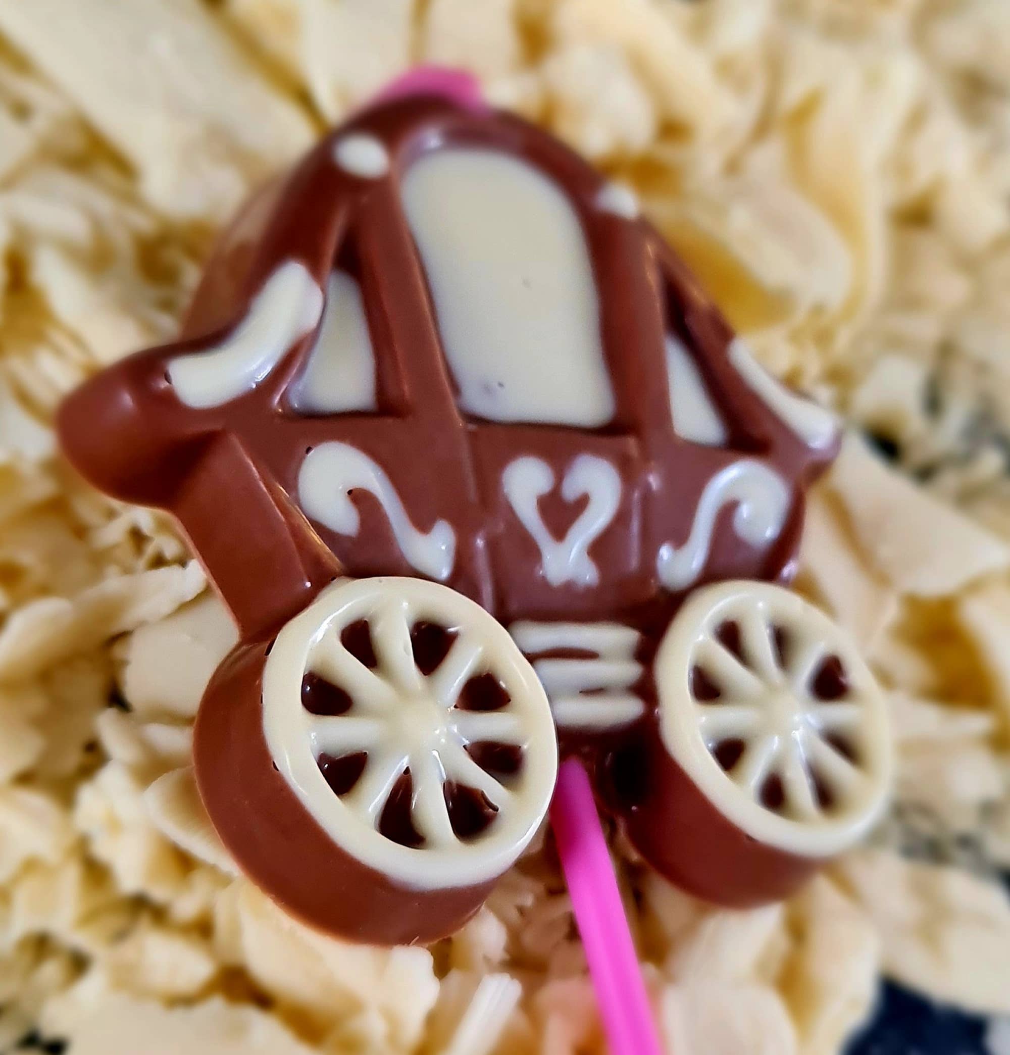 Cwtsh Chocolate – wholesale Lollipop – Chocolate Cinderella carriage lolly3