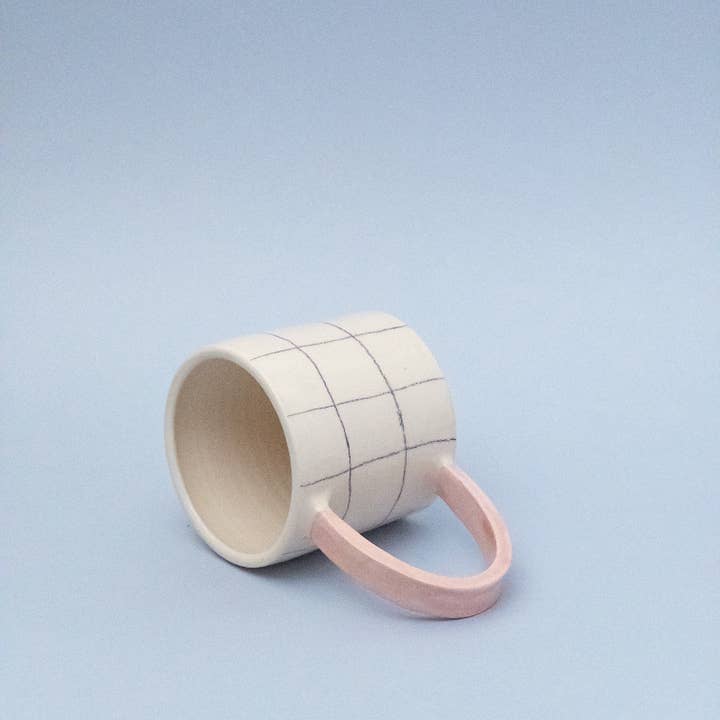 Odeon Studio – wholesale Coffee mug – Checkered Mug With Pink Handle1