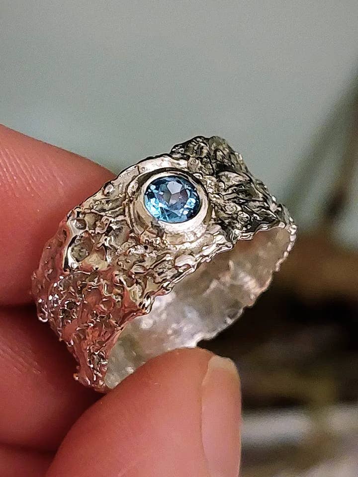 Ring That Place Beyond aus blauem Topas für den Großhandel von Caroline Stokesberry-Lee Jewellery Design