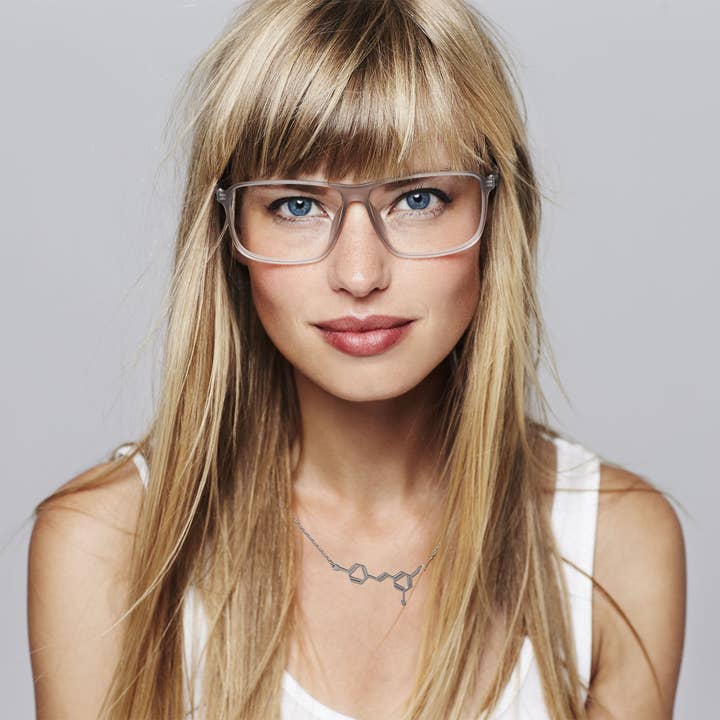 Clayton Jewelry Labs - Vendita all'ingrosso Collana con ciondolo/pendaglio - Collana in acciaio inossidabile con molecola di resveratrolo di vino1