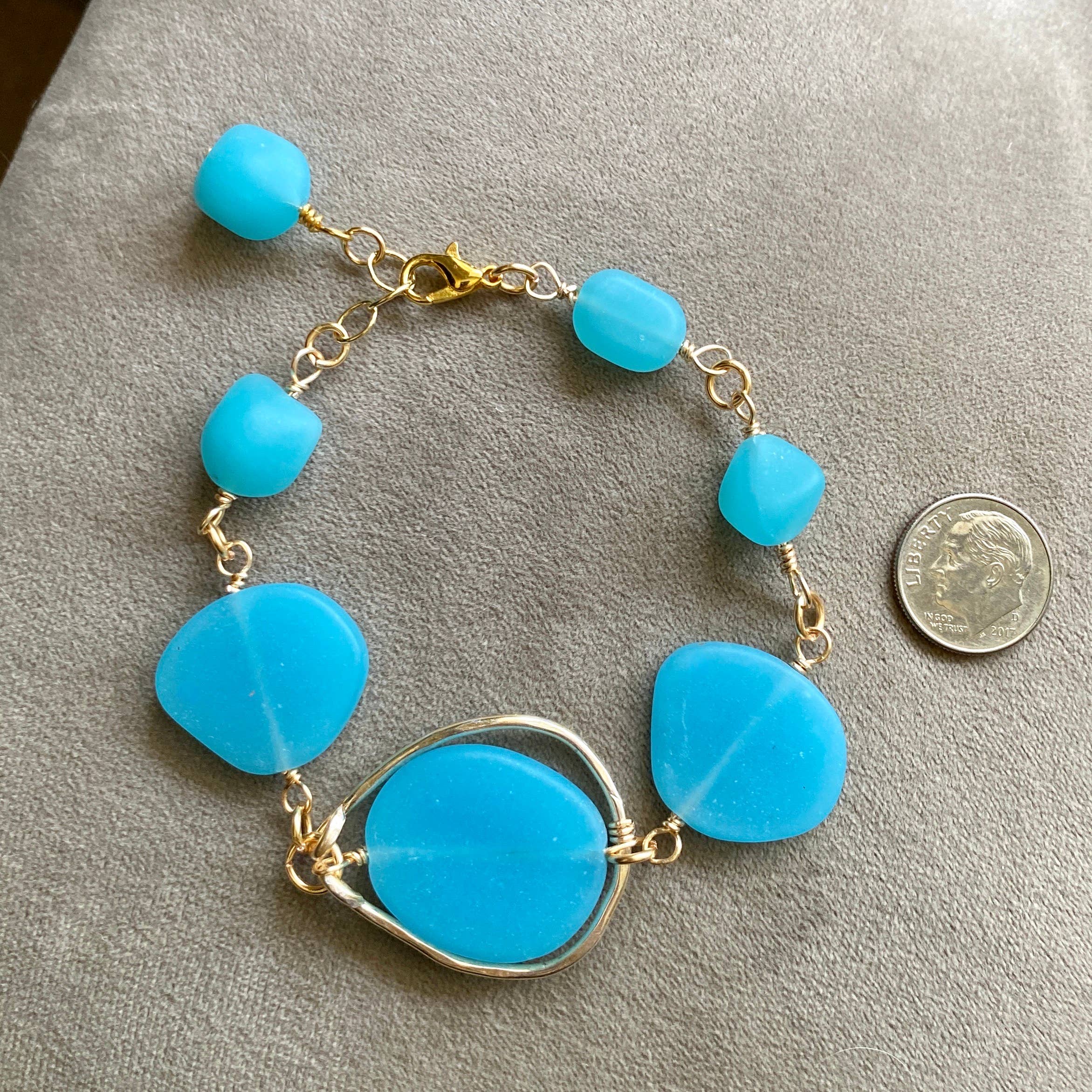 Marble Designs Jewelry - Vendita all'ingrosso Braccialetto con ciondolo/pendente - Bracciale con Cornice Martellata in Oro Vetro Satinato Blu Opaco8