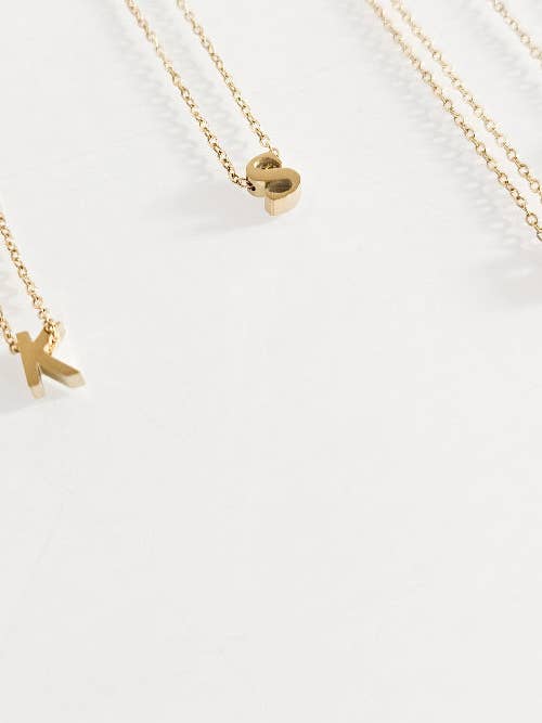 Guld lille bogstav halskæde for engroshandel hos Kalla Lilly