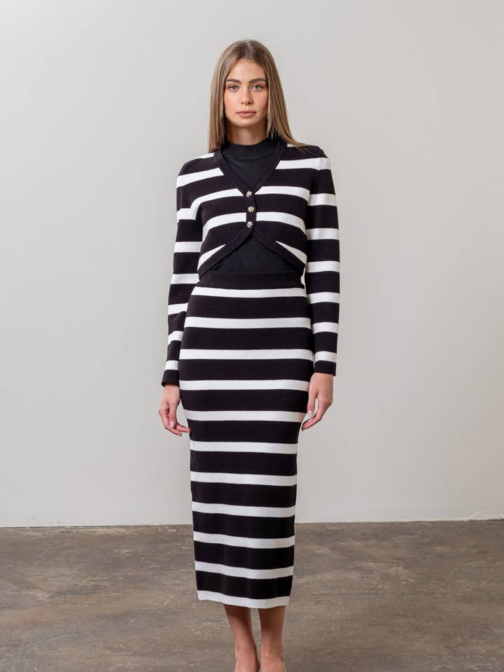 ENSEMBLE GILET COURT À MANCHES LONGUES RAYÉ ET JUPE MIDI pour la vente par Moon River