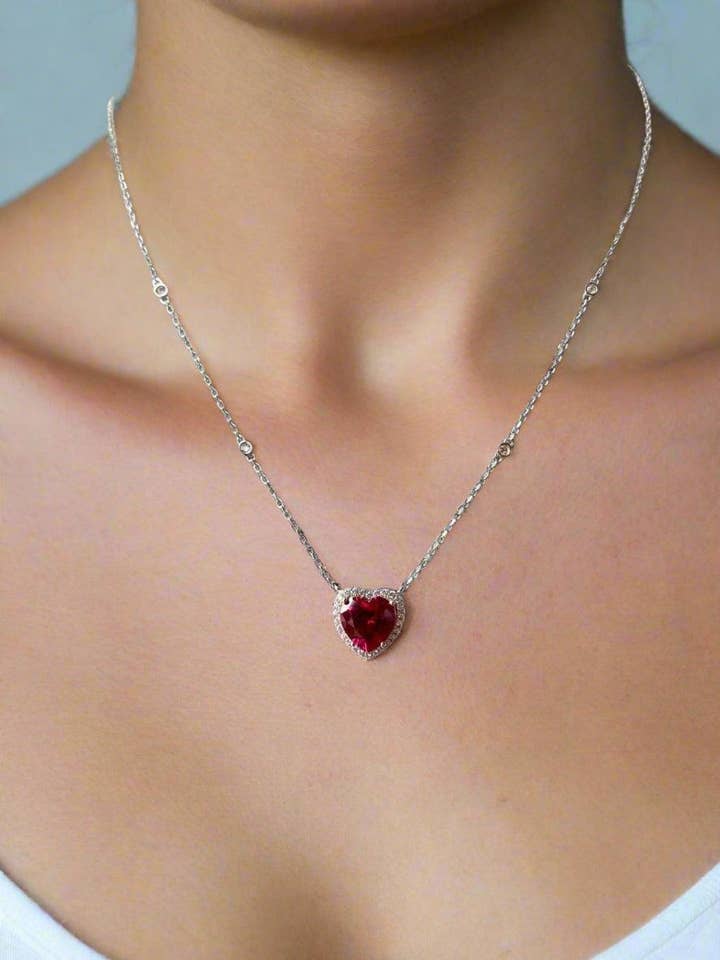 Collier Pendentif Cristal Cœur Rayonnant pour la vente par By lilly Paris