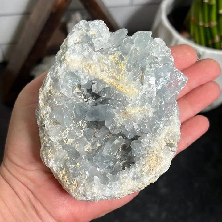 Groupe de Célestite - La pierre des Anges - CEL1 pour la vente par The Hare And The Moon