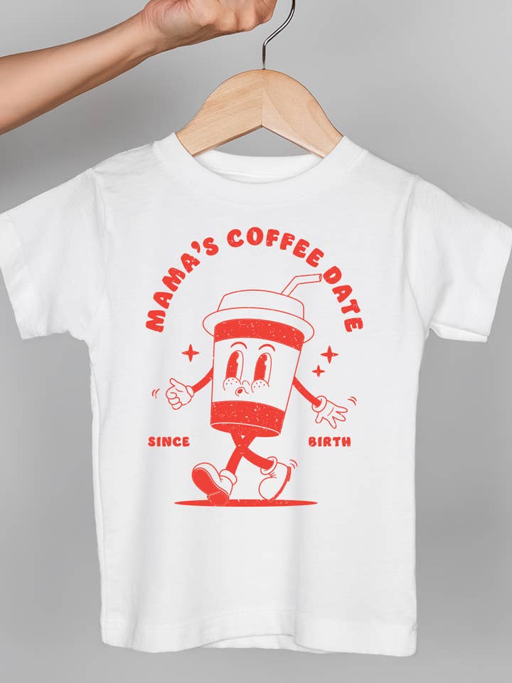 Camiseta infantil Mama's Coffee Date, bonito estampado de tazas para llevar para venta al por mayor de Minnesota Sisters