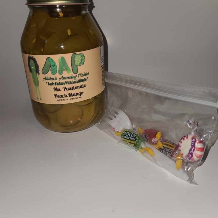 Cornichons à la pêche et à la mangue de Mme pour la vente par Aliska's Amazing Pickles