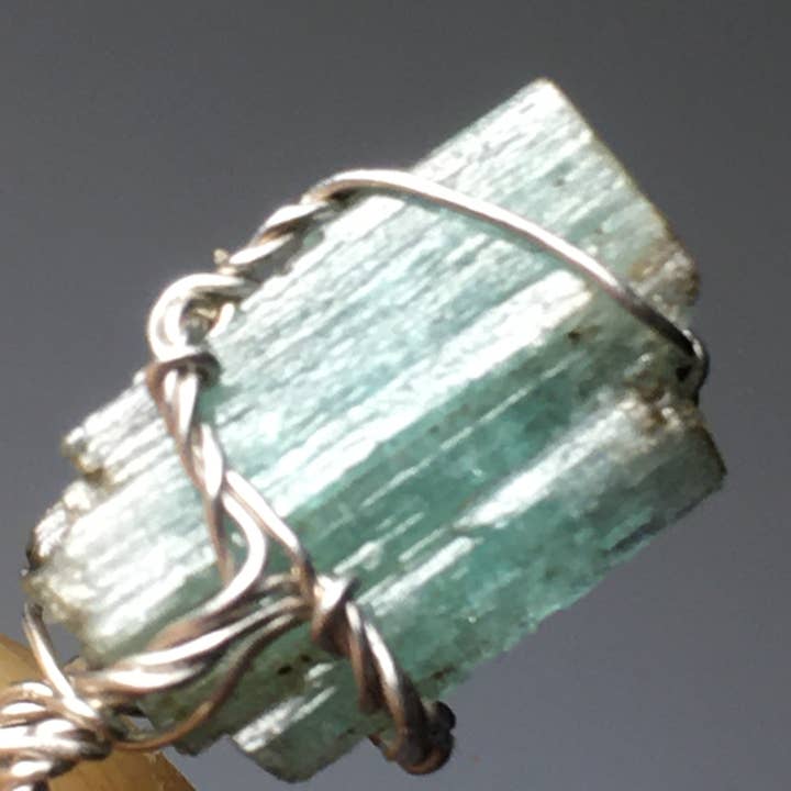 Colgante de Esmeralda Natural en Plata de Ley 925 con Envoltura de Alambre para venta al por mayor de Wildheart Crystals