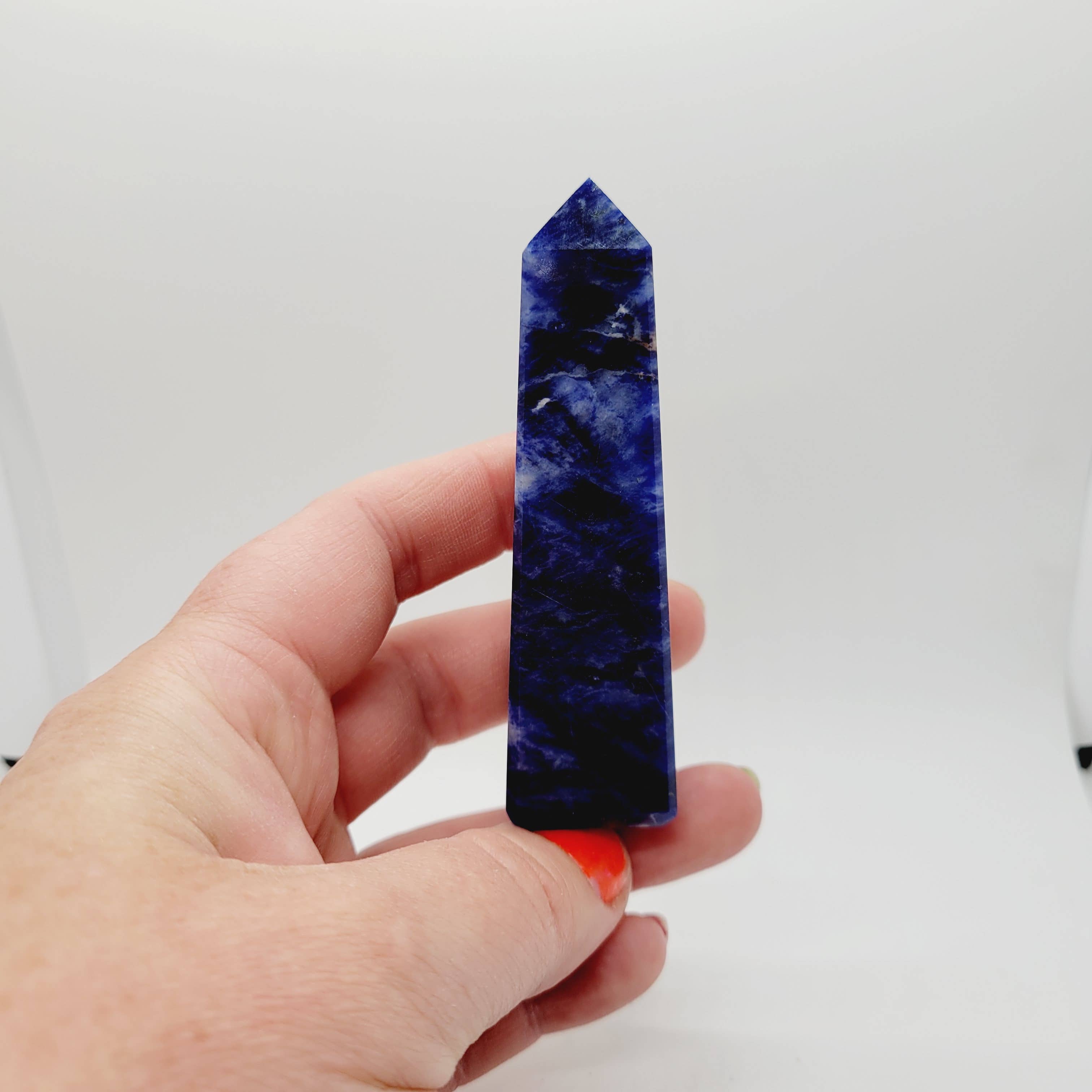 The Raven's Edge – Engroshandel Spirituelle sten og krystaller – Sodalit Krystaltårn 10-13 cm4