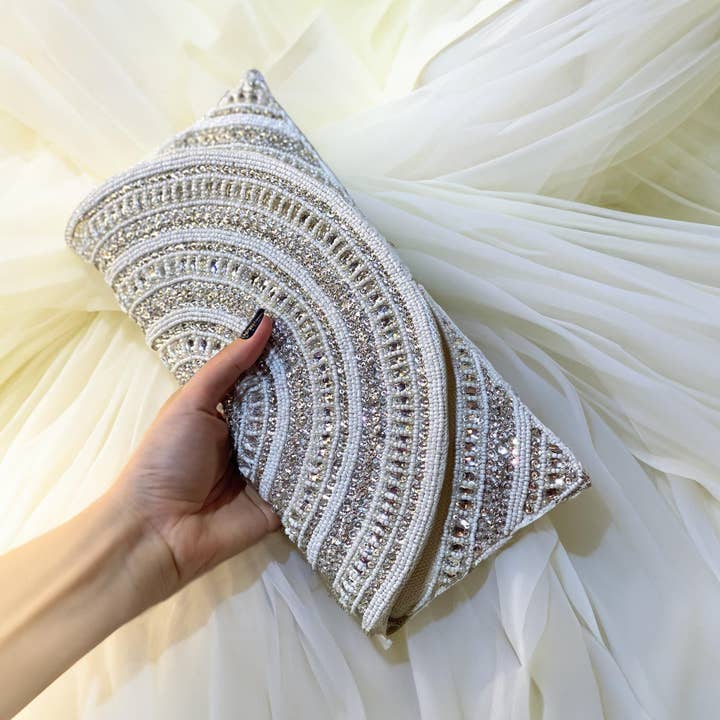 Sofisticação Radiante: Bolsa de Mão para Casamento Adornada com Contas Brancas e Lantejoulas Totalmente Decoradas por atacado de Qhareed