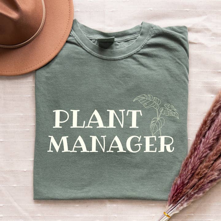 T-shirt de gestionnaire de plantes – T-shirt de jardinage amusant pour les amoureux des plantes, jardiniers, cadeau pour maman ou papa plante, tee-shirt graphique botanique pour la vente par Plant Scouts