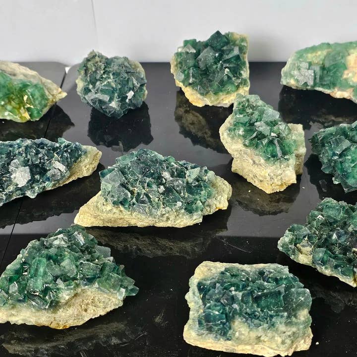 Distinction Crystals - Vendita all'ingrosso Pietra/cristallo spirituale - Cluster di cristalli di fluorite del Madagascar
