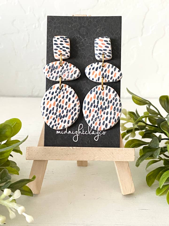 orecchini blu e bianchi, gioielli in argilla, maculati, boho, gialli per la vendita all'ingrosso da parte di midnightclayco