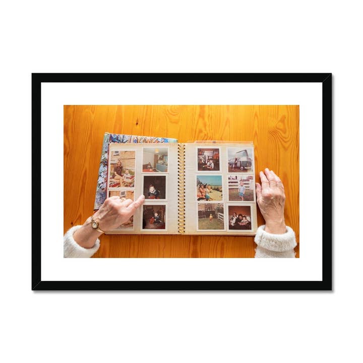 Impression encadrée et montée d'une femme regardant à travers un vieux album photo pour la vente par Sorbey