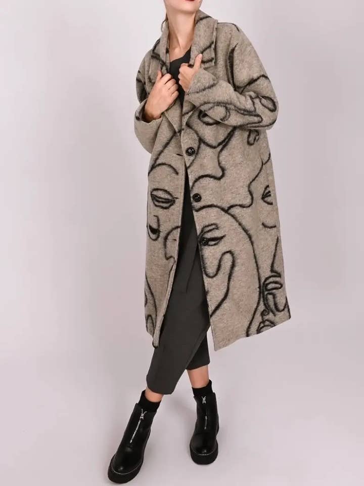 la maison des fibres naturelles - Wholesale Coat - Women's - Long coat with face print 99201 80% wool 20% polyester1