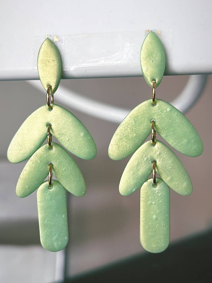 Oorbellen van klei | Glow in The Dark Leaf | Lichtgewicht voor wholesale door Cutzy Cositas