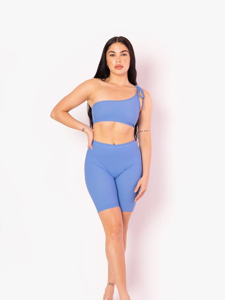 Set di due pezzi con cordino asimmetrico blu pervinca per la vendita all'ingrosso da parte di Playsuit Apparel
