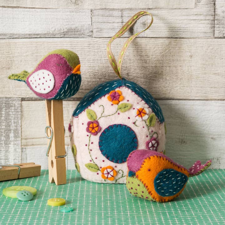 Kit d'artisanat en feutrine Maison d’oiseau et deux oiseaux pour la vente par Corinne Lapierre Limited - US Tariff Duty Paid
