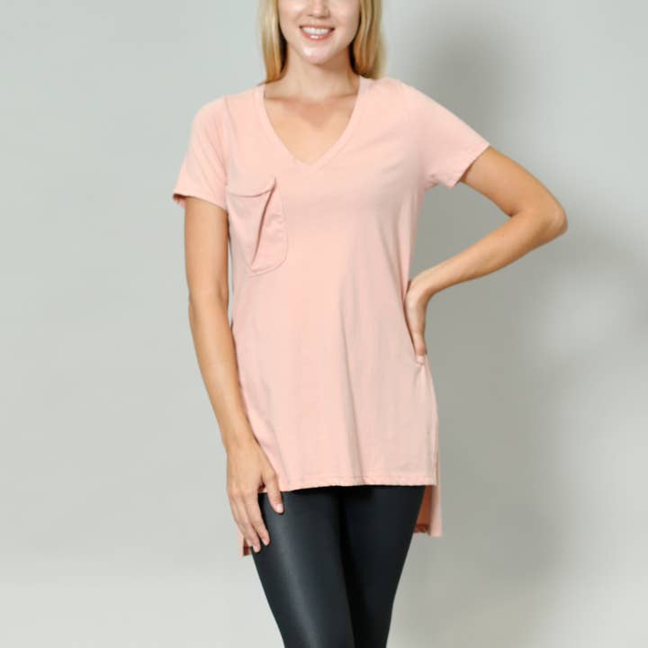 MAGLIETTA IN JERSEY DI COTONE MORBIDO PREMIUM CON ORLO A GRADINO E SCOLLO A V - ROSA per la vendita all'ingrosso da parte di Coin 1804