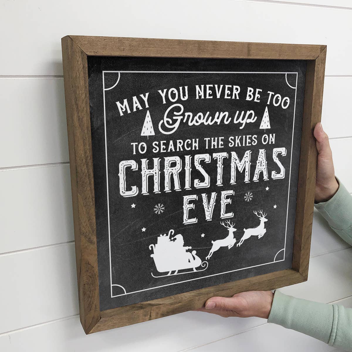 Hangout Home - Venta al por mayor Cartel de pared - Lienzo navideño con texto «May You Never Be Too Grown Up», marco2