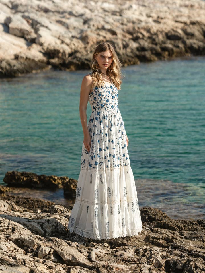 Cremefarbener Mul Cracker, bedruckt, gestreifter Maxirock mit Stickerei für den Großhandel von Pinnacle By Shruti Sancheti