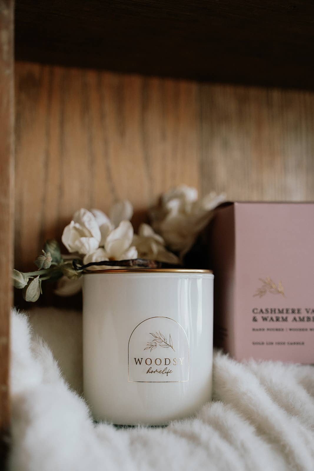 Woodsy Homelife – wholesale Jar/filled candle – Cashmere Vanilla l Gold Lid Candle & Boutique Box2