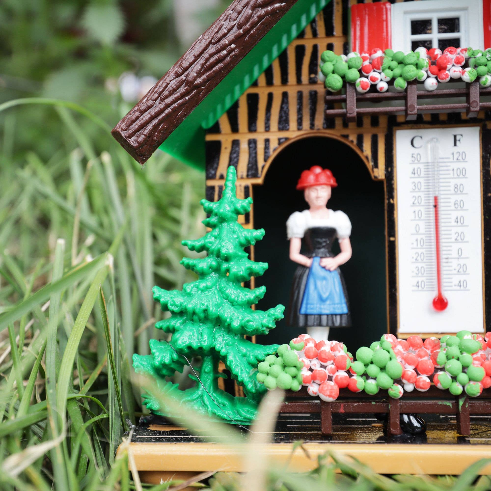 Tribal Trade GmbH - Wholesale Decorative Figurine - Wetterhaus thermometer Schwarzwald 01 green roof without deer6